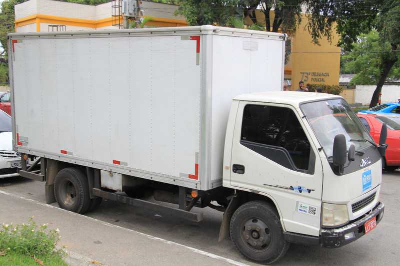 Quadrilha faz a 'limpa' em caminhão com carga de alimentos na RJ-104