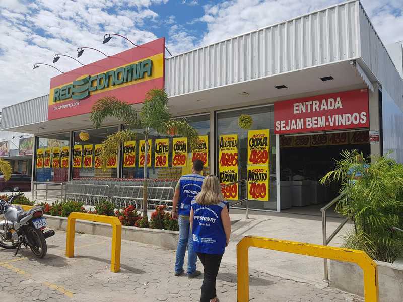 Procon estadual descarta alimentos vencidos em supermercado de Niterói