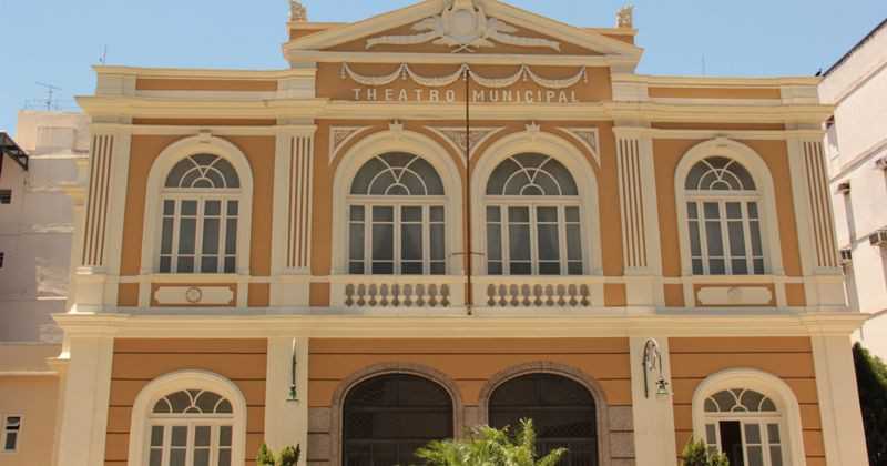 Reboco do Teatro Municipal de Niterói cai e fere pedestre