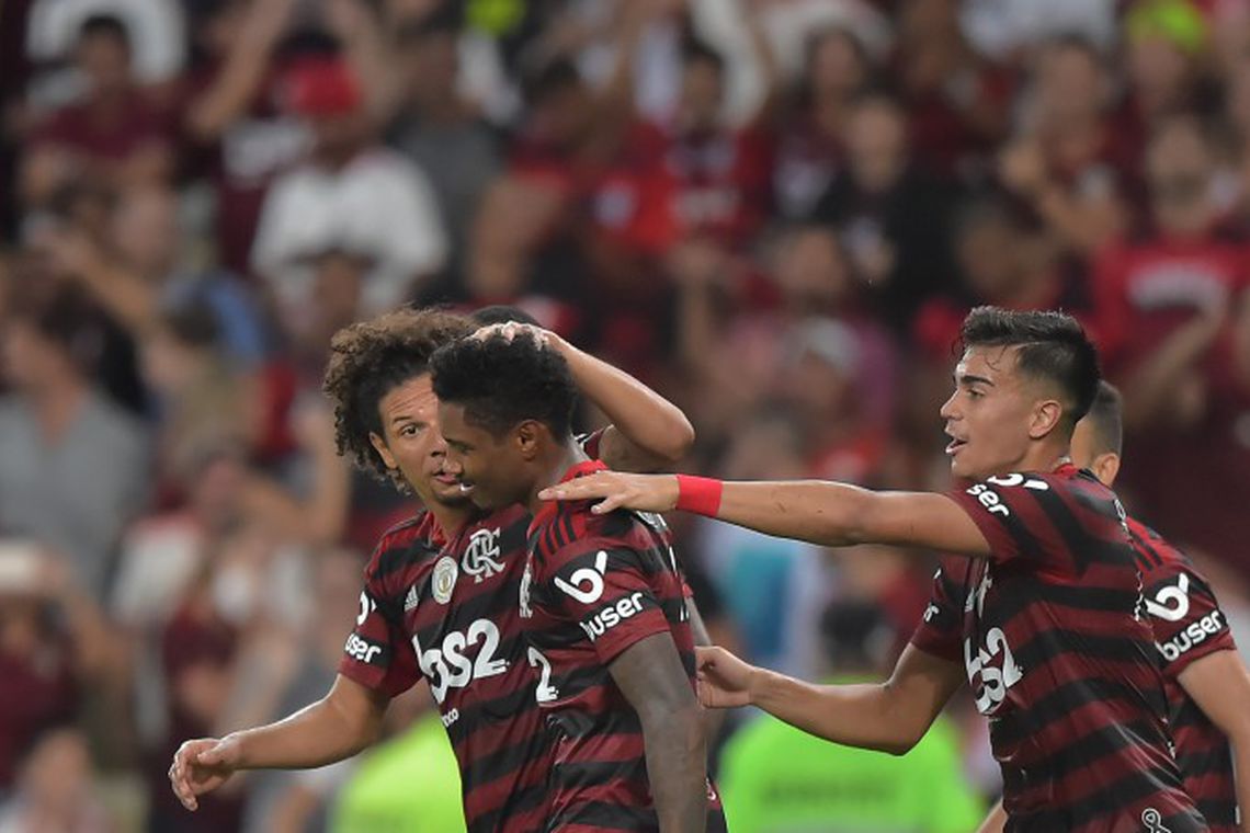 Flamengo vence Atlético Mineiro e amplia vantagem no Brasileiro