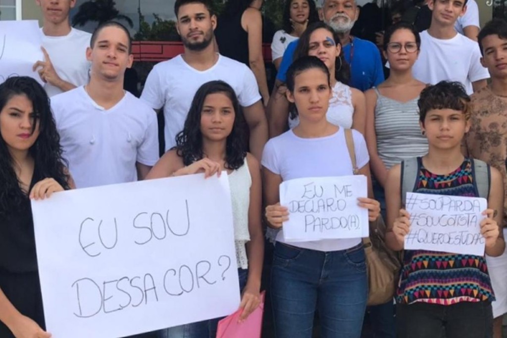 "Eu me declaro pardo”: reprovados por comitê de cotas,alunos protestam