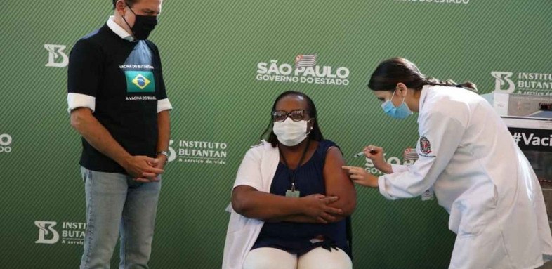 São Paulo fura Governo Federal e aplica 1ª dose da vacina contra c-19