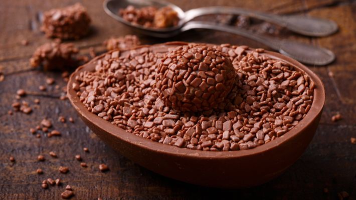 OVO DE PÁSCOA TRUFADO COM BRIGADEIRO CASEIRO