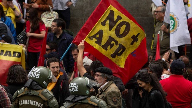 Chilenos protestam contra sistema privado de aposentadorias