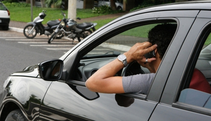Multas por uso de celular ao volante crescem 33%