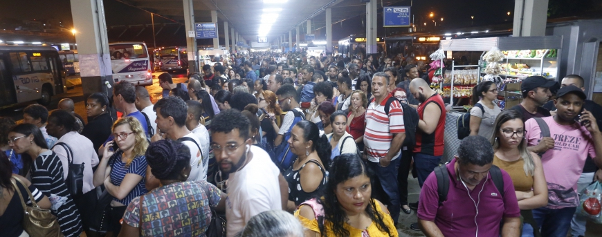 Trânsito caótico e terminal lotado em Niterói