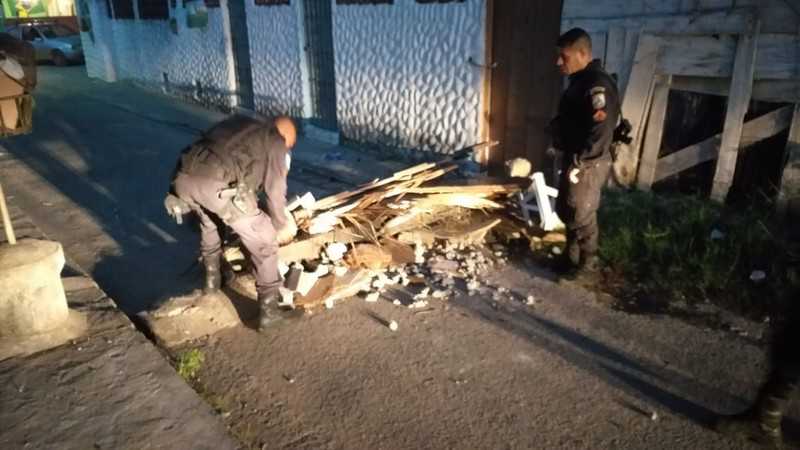 Polícia Militar faz retirada de barricas em Praia Linda, São Pedro