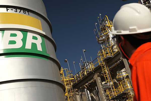 Petrobras anuncia nova queda de 2% no preço da gasolina nas refinarias