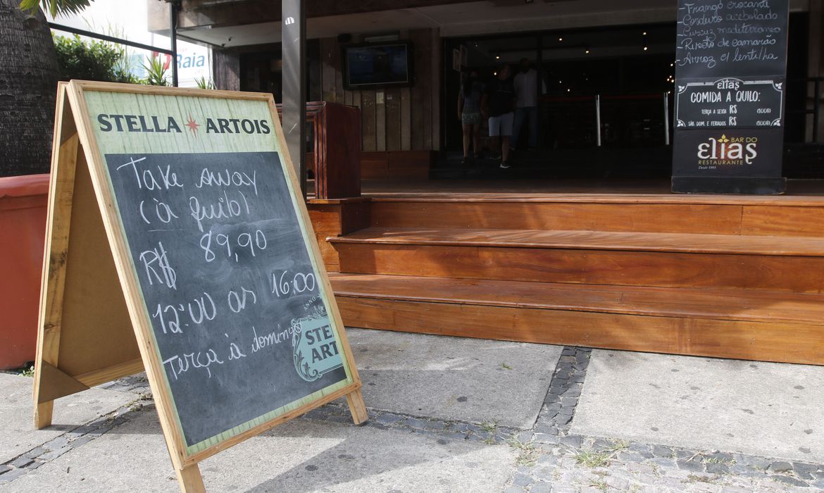 Metade dos restaurantes do Rio demitiu desde o início da pandemia