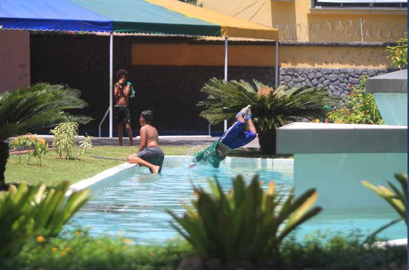 Chafariz da praça do Zé Garoto vira ‘piscina’ para crianças