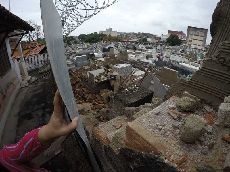 Muro do cemitério São Gonçalo desaba e deixa moradores desprotegidos