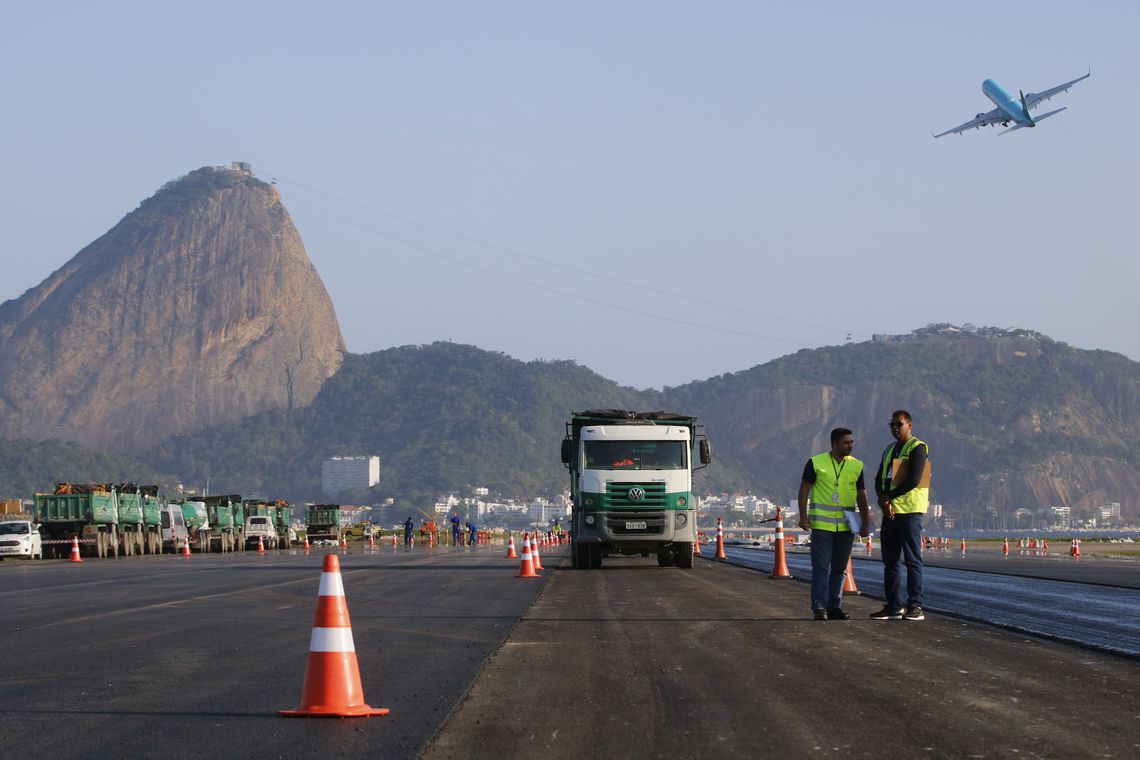 Aeroporto Santos Dumont retoma pousos e decolagens na pista principal