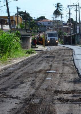 Prefeito Sadinoel visita obras de pavimentação em Apollo ll